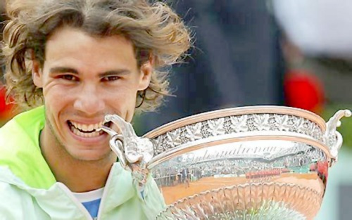 Rafael Nadal biting French Open trophy 2010 after defeating Robin Soderling